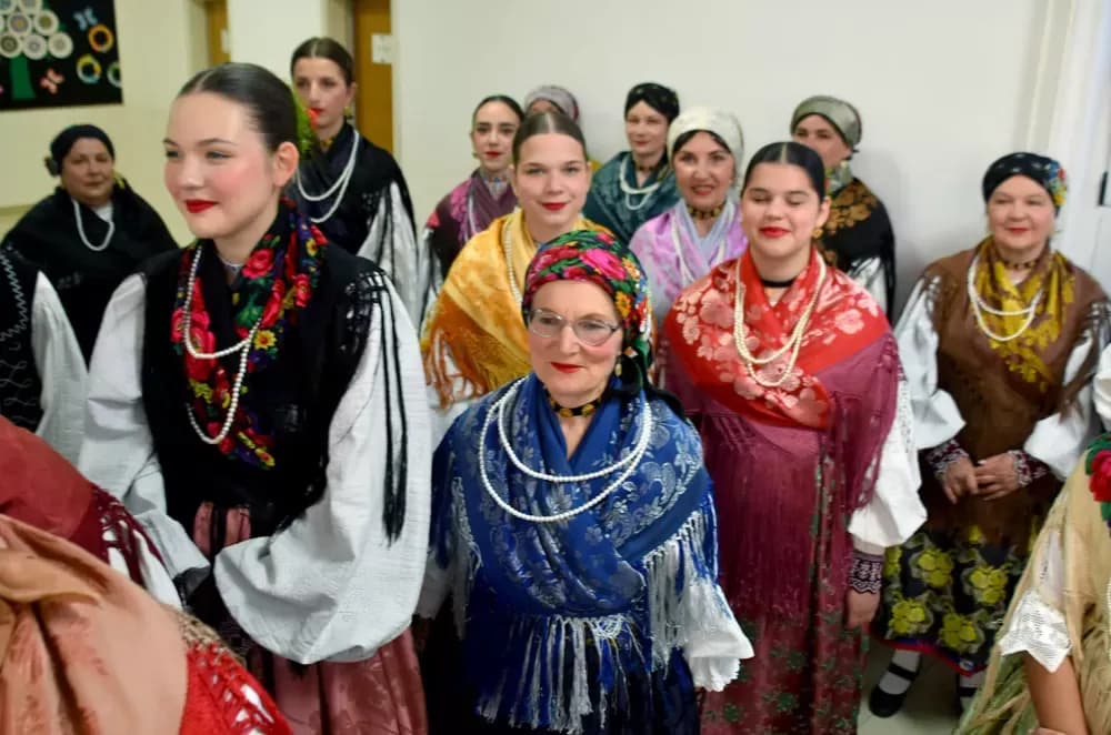 Biškupci odjekivali tradicijom: Održan 11. susret pjevačkih skupina „Pivaj diko, ja ću ti polagat“