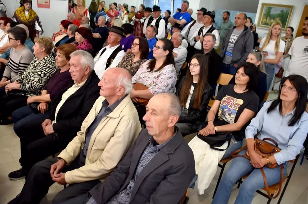 Biškupci odjekivali tradicijom: Održan 11. susret pjevačkih skupina „Pivaj diko, ja ću ti polagat“
