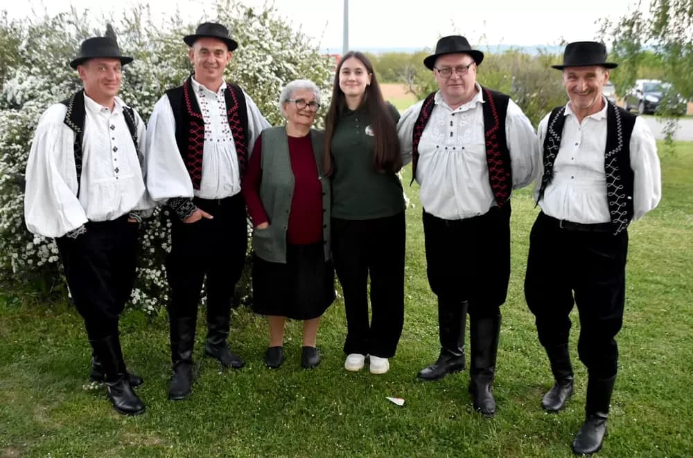 Biškupci odjekivali tradicijom: Održan 11. susret pjevačkih skupina „Pivaj diko, ja ću ti polagat“