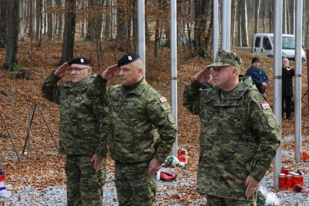 Odana počast mučki ubijenim hrvatskim vitezovima na Papuku nadomak Radio relejnog centra prema