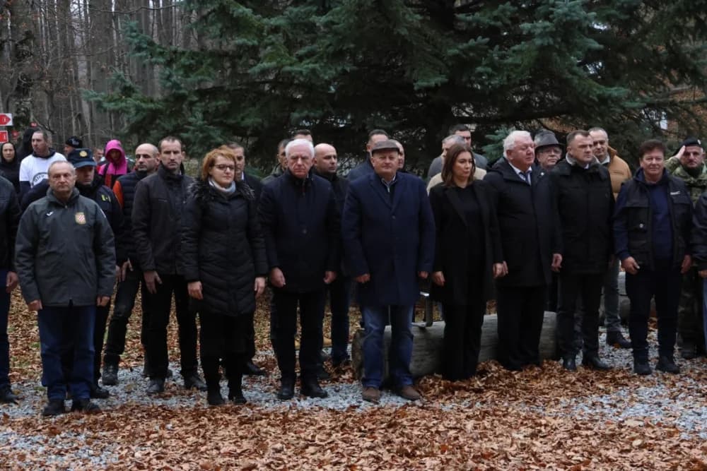 Odana počast mučki ubijenim hrvatskim vitezovima na Papuku nadomak Radio relejnog centra prema