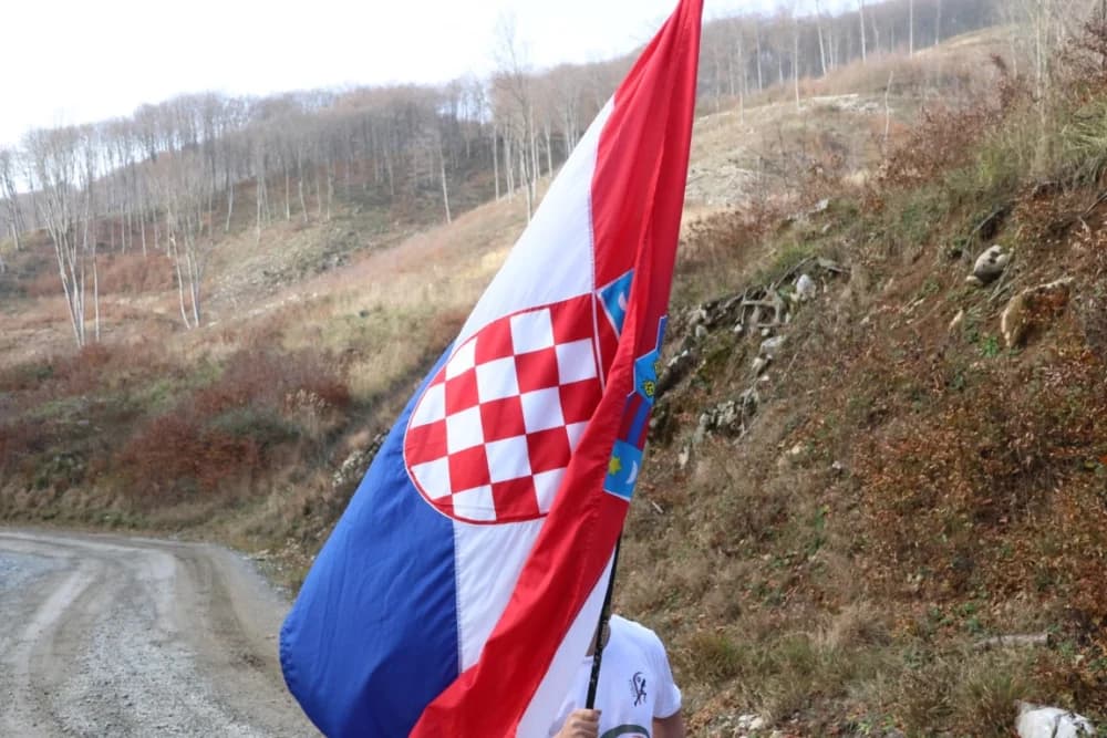 Odana počast mučki ubijenim hrvatskim vitezovima na Papuku nadomak Radio relejnog centra prema