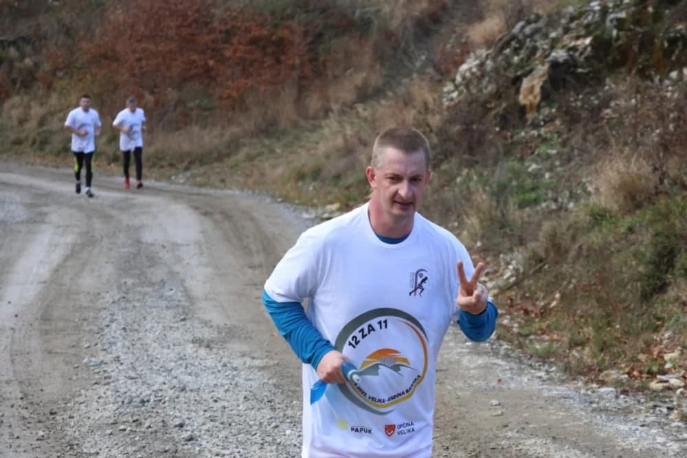 Odana počast mučki ubijenim hrvatskim vitezovima na Papuku nadomak Radio relejnog centra prema