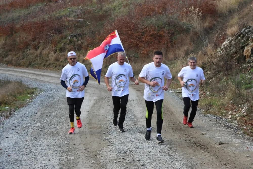 Odana počast mučki ubijenim hrvatskim vitezovima na Papuku nadomak Radio relejnog centra prema