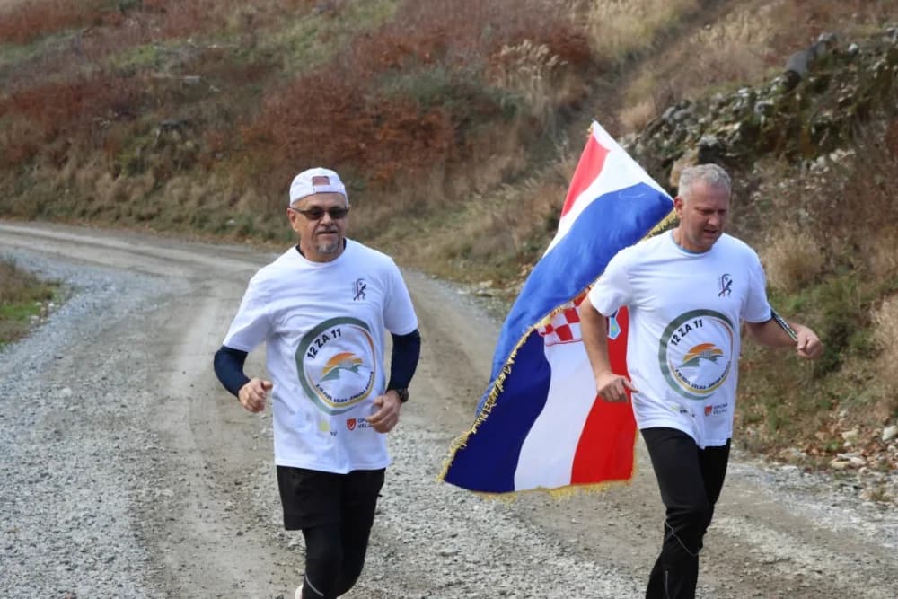 Odana počast mučki ubijenim hrvatskim vitezovima na Papuku nadomak Radio relejnog centra prema