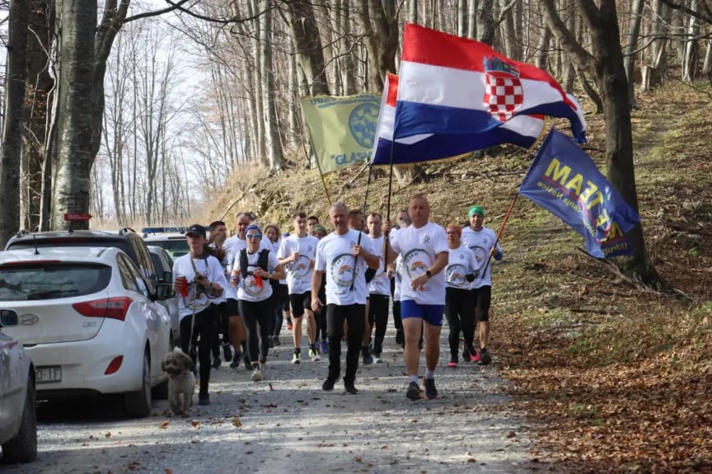 Odana počast mučki ubijenim hrvatskim vitezovima na Papuku nadomak Radio relejnog centra prema