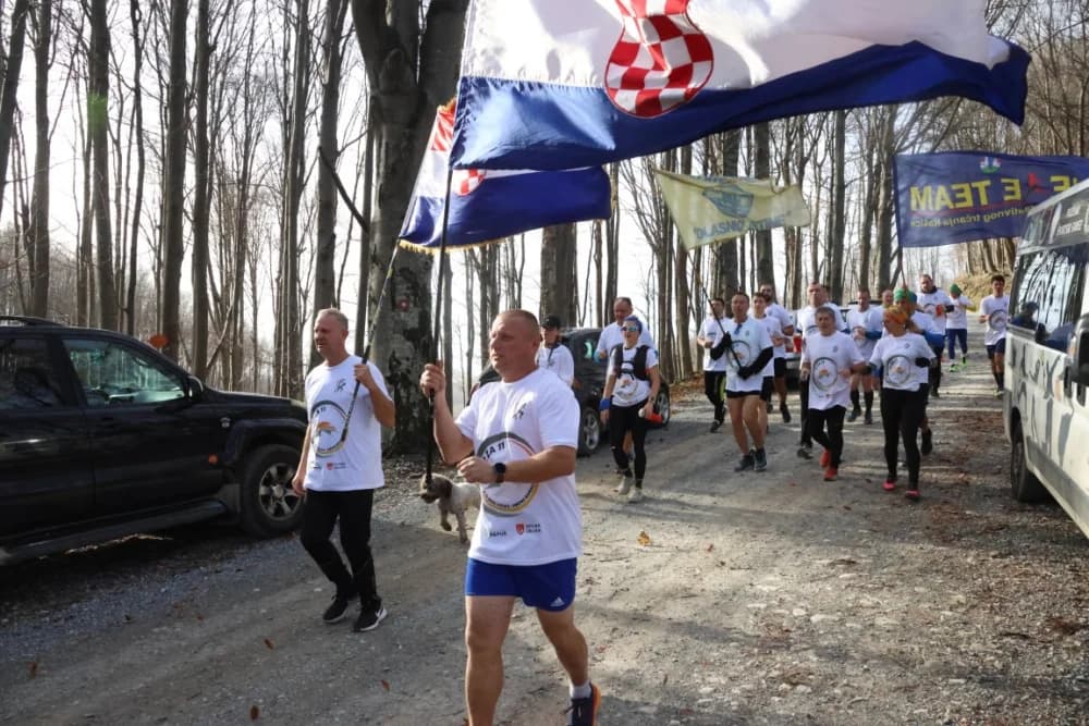Odana počast mučki ubijenim hrvatskim vitezovima na Papuku nadomak Radio relejnog centra prema