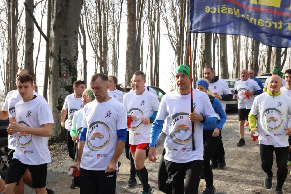 Odana počast mučki ubijenim hrvatskim vitezovima na Papuku nadomak Radio relejnog centra prema