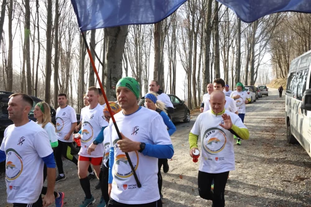 Odana počast mučki ubijenim hrvatskim vitezovima na Papuku nadomak Radio relejnog centra prema