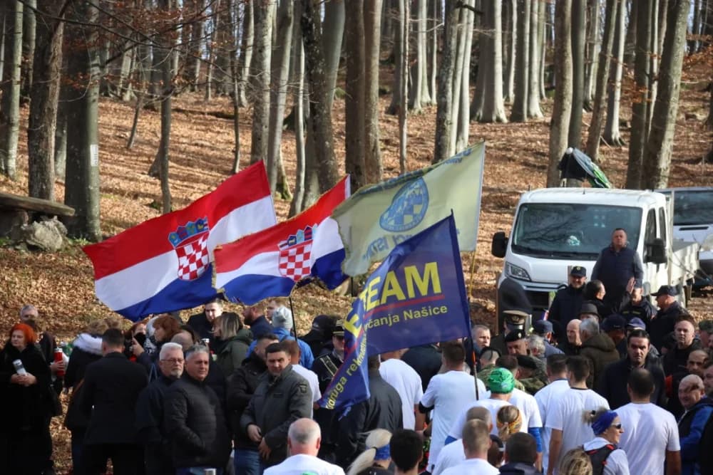 Odana počast mučki ubijenim hrvatskim vitezovima na Papuku nadomak Radio relejnog centra prema