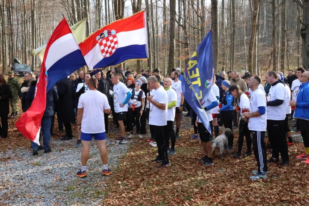 Odana počast mučki ubijenim hrvatskim vitezovima na Papuku nadomak Radio relejnog centra prema
