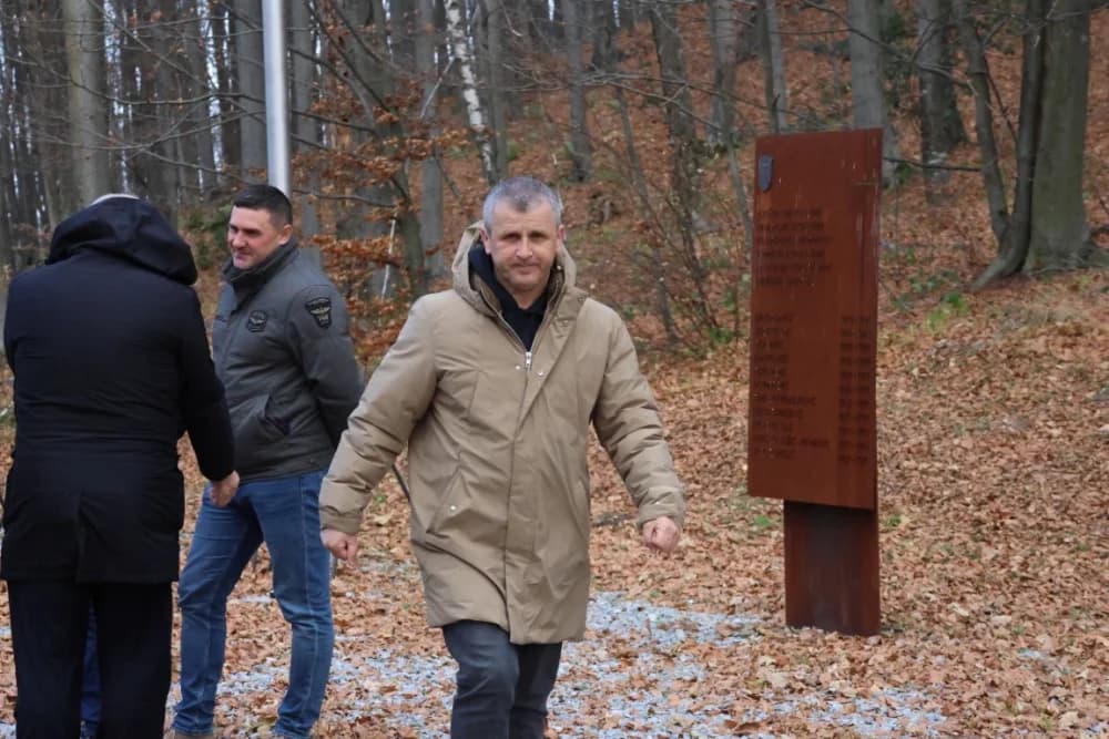 Odana počast mučki ubijenim hrvatskim vitezovima na Papuku nadomak Radio relejnog centra prema
