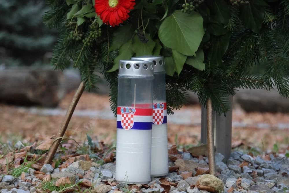 Odana počast mučki ubijenim hrvatskim vitezovima na Papuku nadomak Radio relejnog centra prema