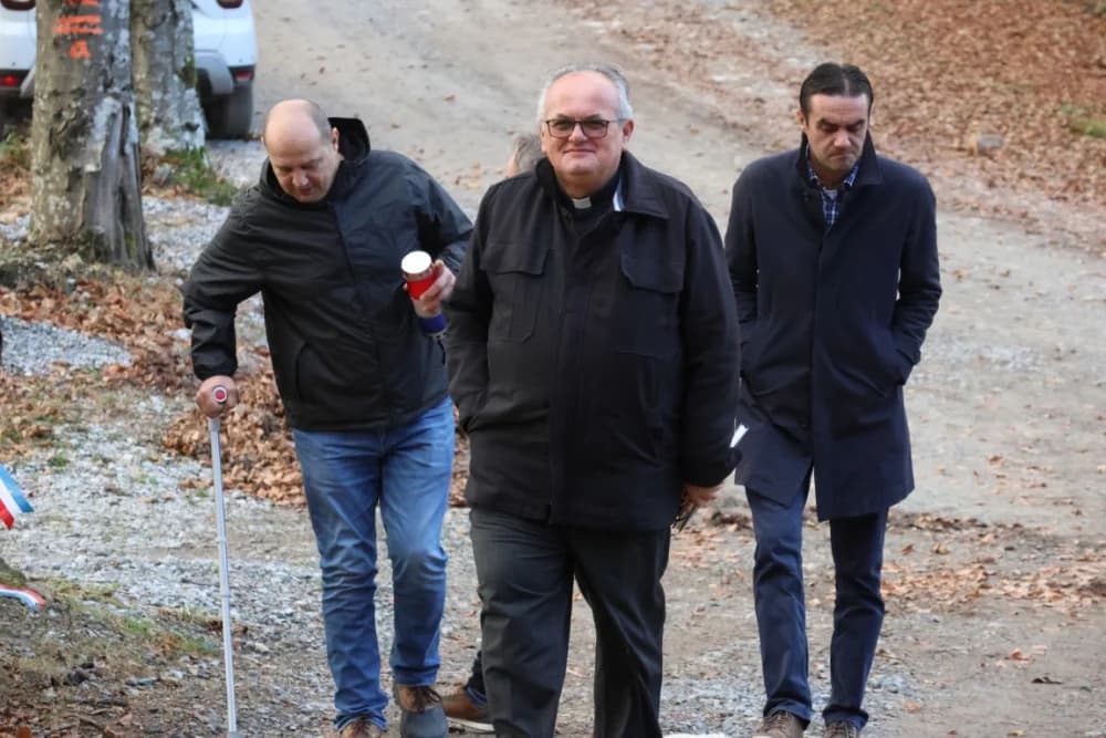 Odana počast mučki ubijenim hrvatskim vitezovima na Papuku nadomak Radio relejnog centra prema