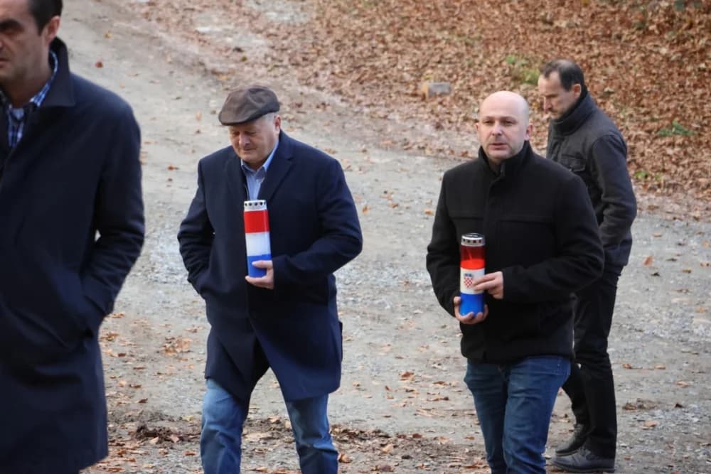 Odana počast mučki ubijenim hrvatskim vitezovima na Papuku nadomak Radio relejnog centra prema