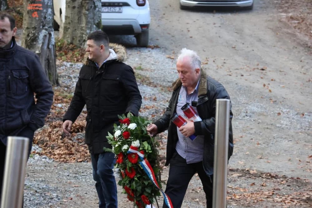 Odana počast mučki ubijenim hrvatskim vitezovima na Papuku nadomak Radio relejnog centra prema