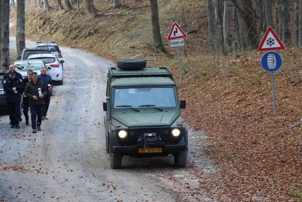 Odana počast mučki ubijenim hrvatskim vitezovima na Papuku nadomak Radio relejnog centra prema