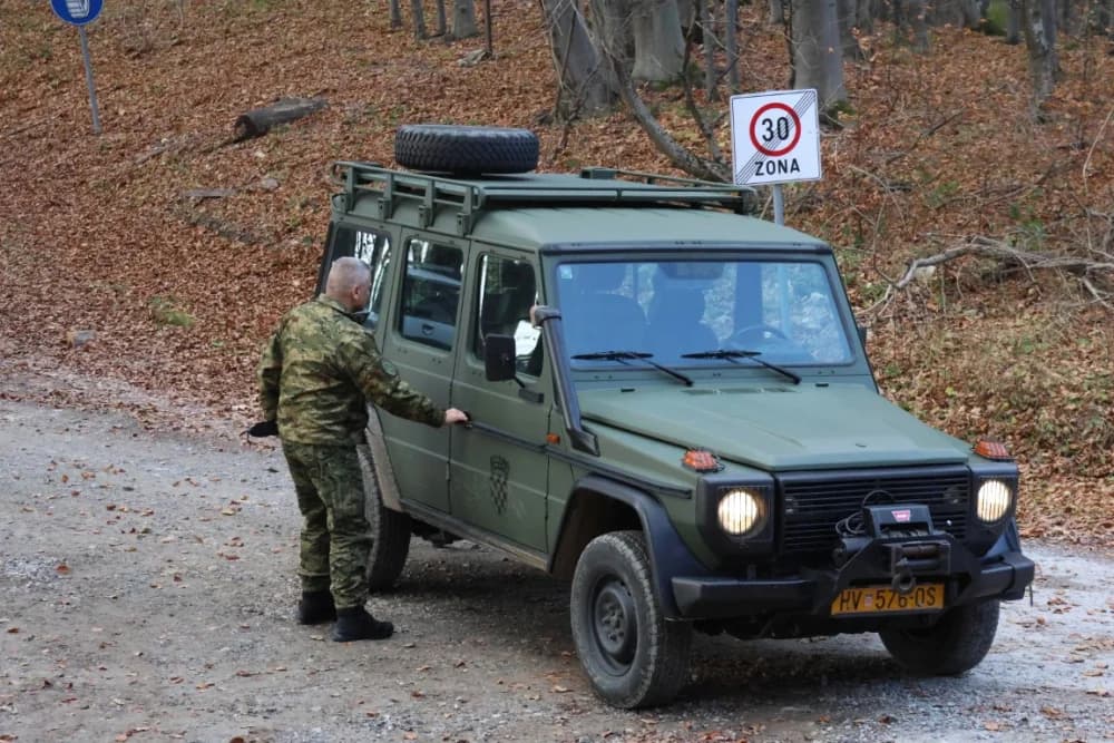 Odana počast mučki ubijenim hrvatskim vitezovima na Papuku nadomak Radio relejnog centra prema