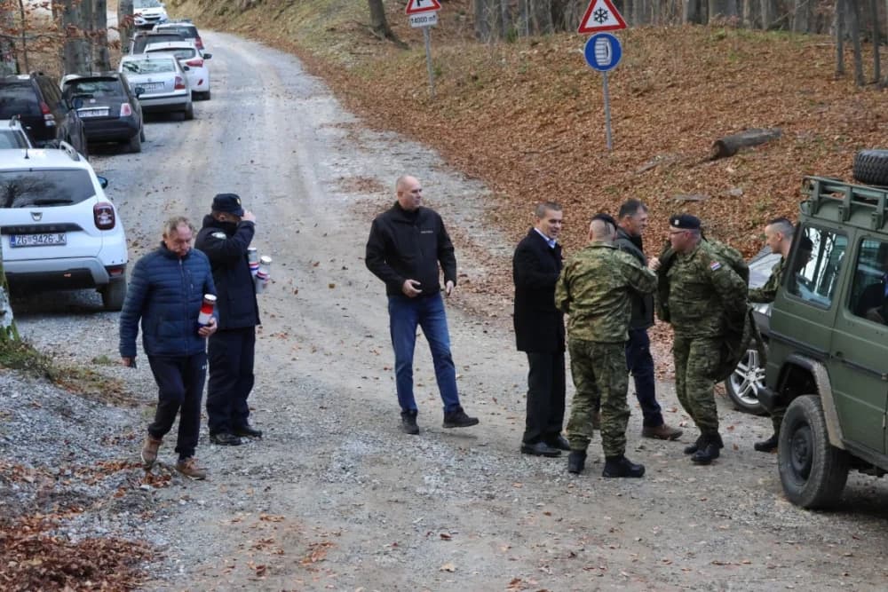 Odana počast mučki ubijenim hrvatskim vitezovima na Papuku nadomak Radio relejnog centra prema