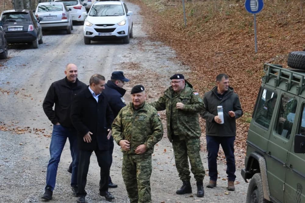 Odana počast mučki ubijenim hrvatskim vitezovima na Papuku nadomak Radio relejnog centra prema