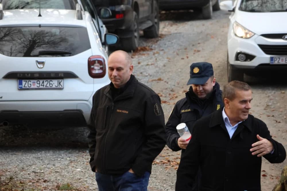 Odana počast mučki ubijenim hrvatskim vitezovima na Papuku nadomak Radio relejnog centra prema