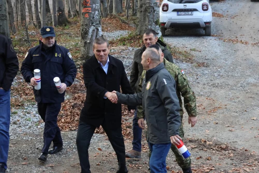 Odana počast mučki ubijenim hrvatskim vitezovima na Papuku nadomak Radio relejnog centra prema