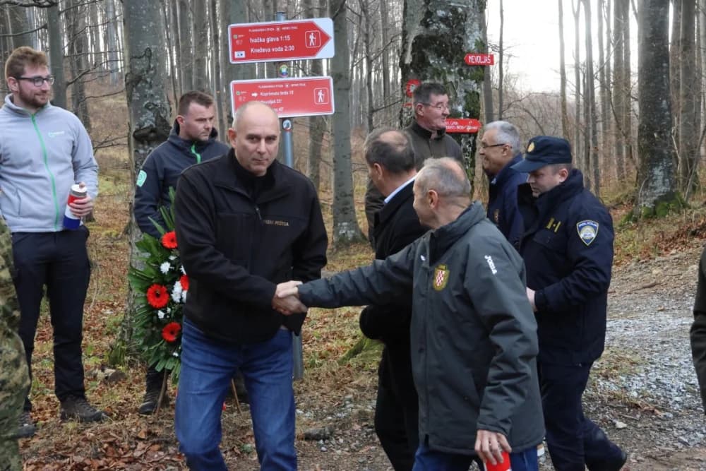 Odana počast mučki ubijenim hrvatskim vitezovima na Papuku nadomak Radio relejnog centra prema