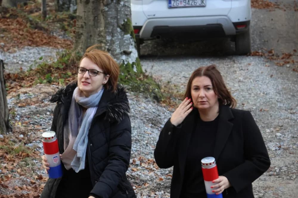 Odana počast mučki ubijenim hrvatskim vitezovima na Papuku nadomak Radio relejnog centra prema