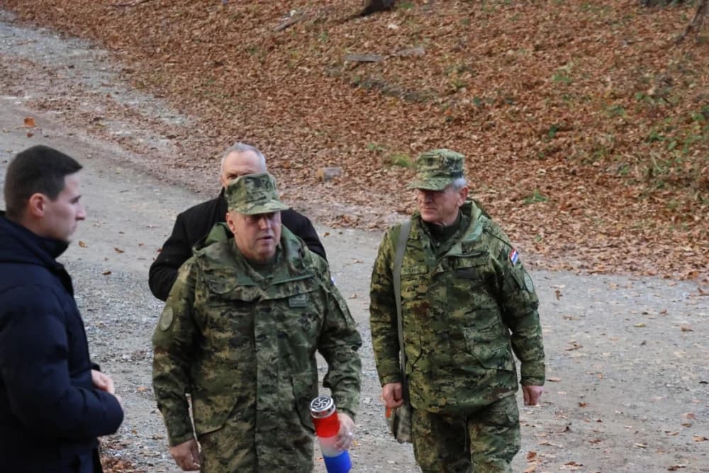 Odana počast mučki ubijenim hrvatskim vitezovima na Papuku nadomak Radio relejnog centra prema