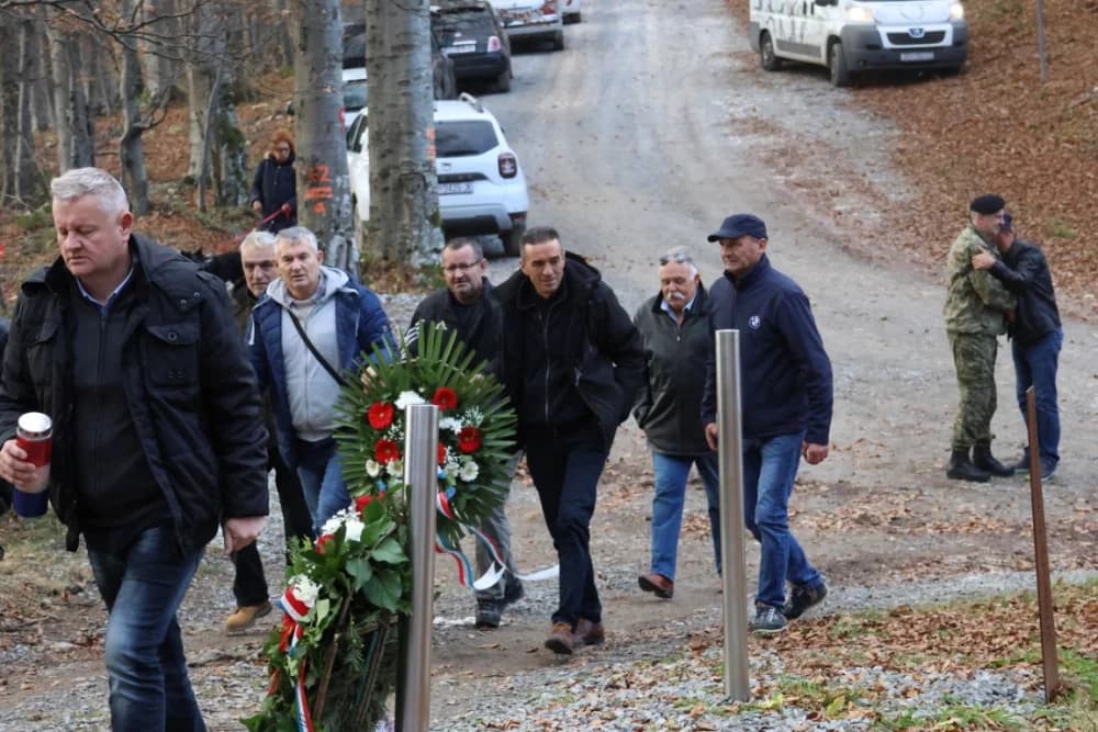 Odana počast mučki ubijenim hrvatskim vitezovima na Papuku nadomak Radio relejnog centra prema