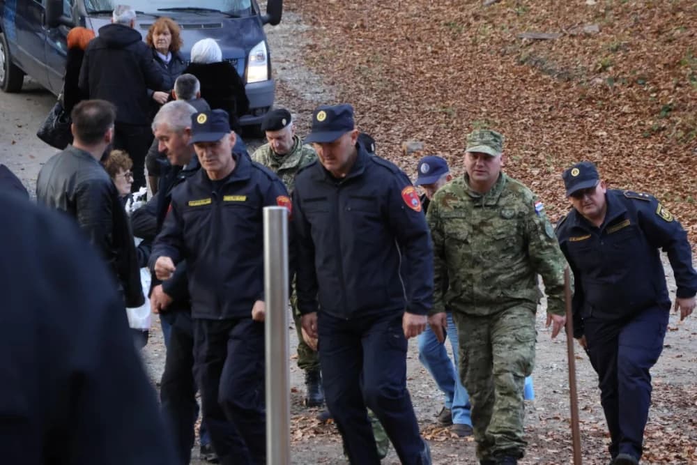 Odana počast mučki ubijenim hrvatskim vitezovima na Papuku nadomak Radio relejnog centra prema