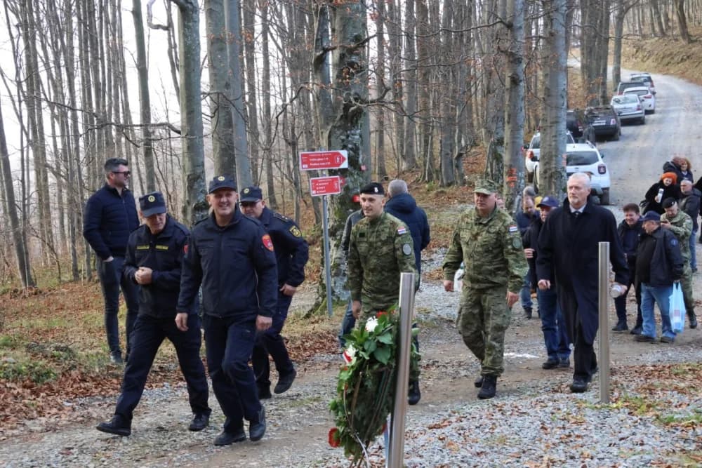 Odana počast mučki ubijenim hrvatskim vitezovima na Papuku nadomak Radio relejnog centra prema