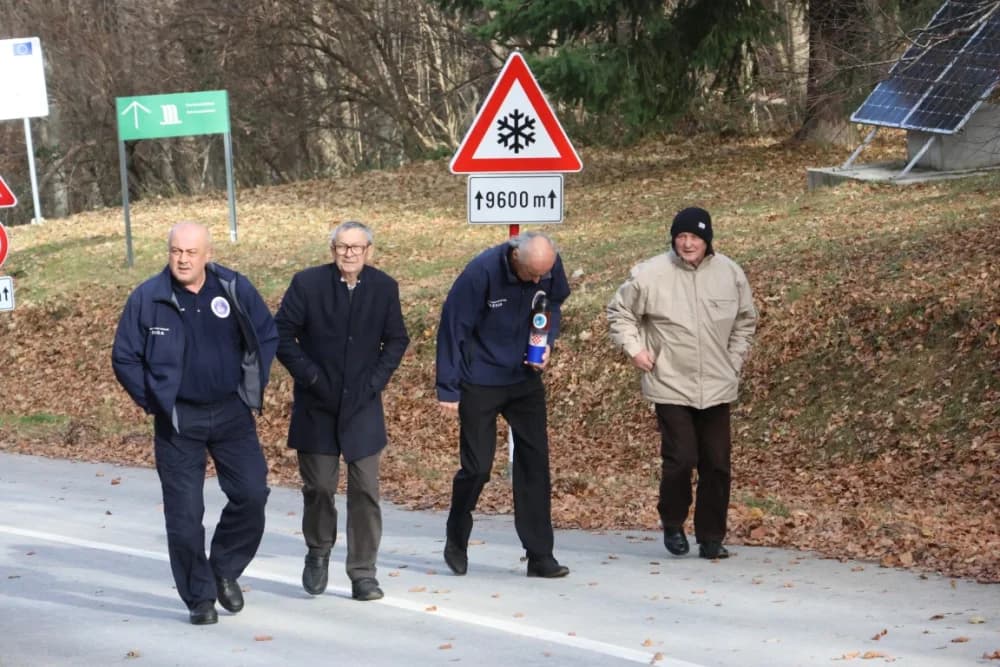 Odana počast mučki ubijenim hrvatskim vitezovima na Papuku nadomak Radio relejnog centra prema