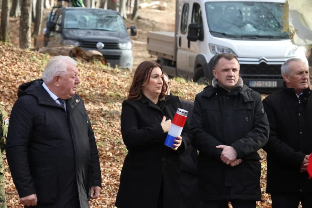 Odana počast mučki ubijenim hrvatskim vitezovima na Papuku nadomak Radio relejnog centra prema