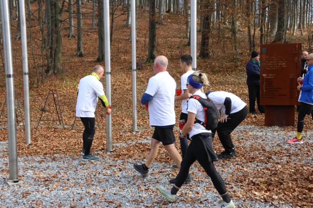 Odana počast mučki ubijenim hrvatskim vitezovima na Papuku nadomak Radio relejnog centra prema