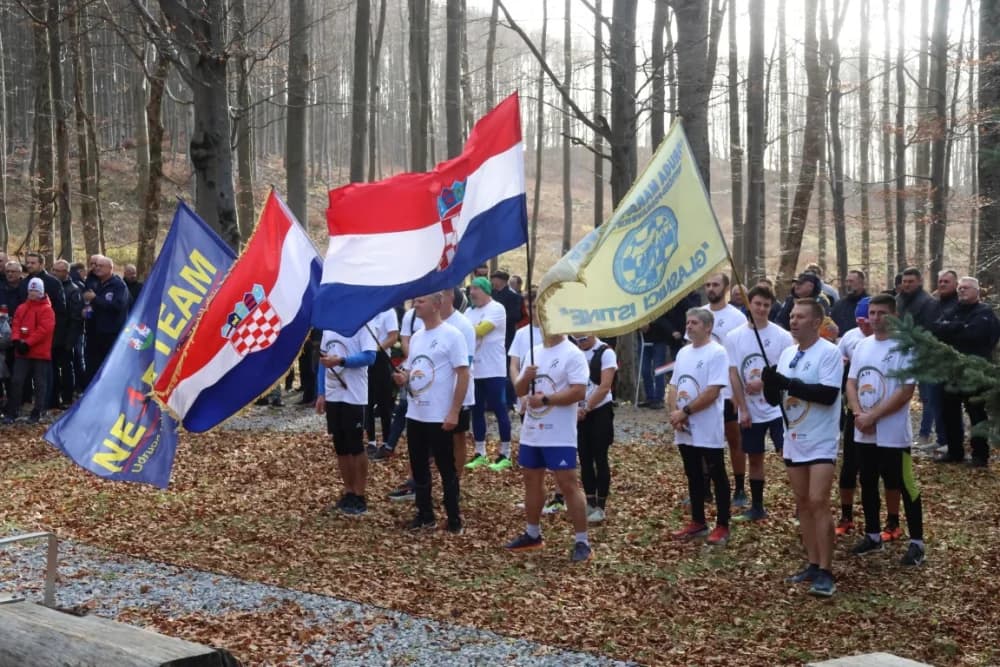 Odana počast mučki ubijenim hrvatskim vitezovima na Papuku nadomak Radio relejnog centra prema