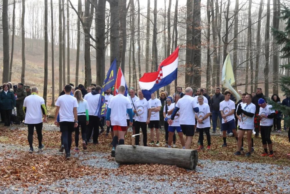 Odana počast mučki ubijenim hrvatskim vitezovima na Papuku nadomak Radio relejnog centra prema