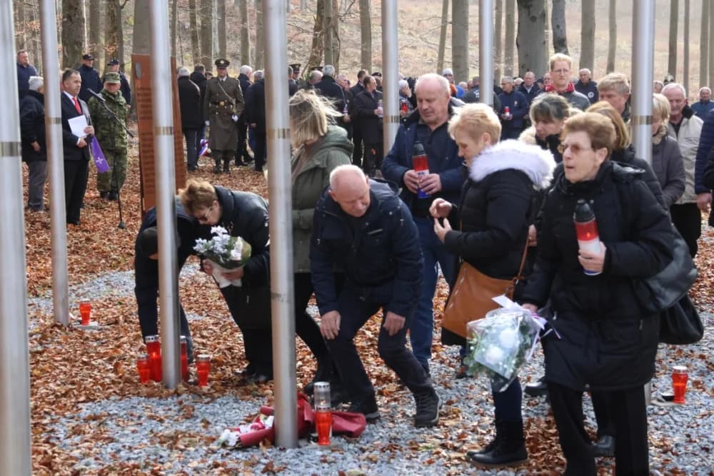 Odana počast mučki ubijenim hrvatskim vitezovima na Papuku nadomak Radio relejnog centra prema
