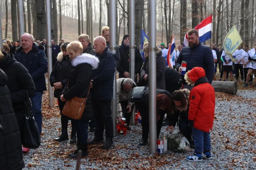 Odana počast mučki ubijenim hrvatskim vitezovima na Papuku nadomak Radio relejnog centra prema