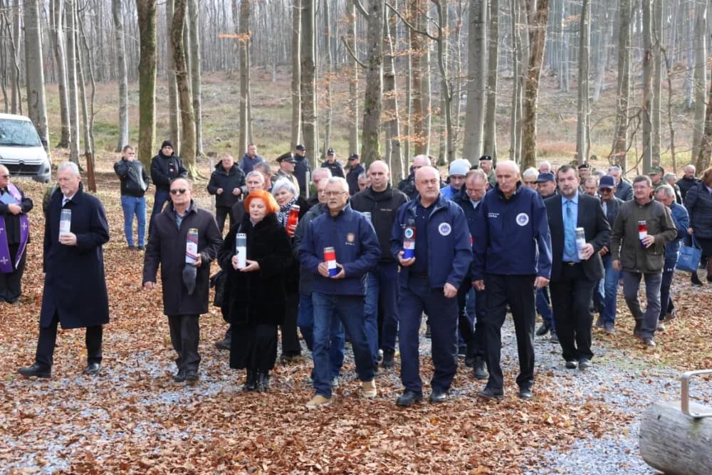 Odana počast mučki ubijenim hrvatskim vitezovima na Papuku nadomak Radio relejnog centra prema