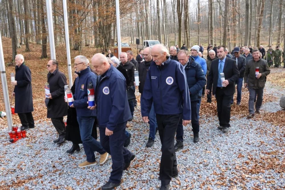 Odana počast mučki ubijenim hrvatskim vitezovima na Papuku nadomak Radio relejnog centra prema