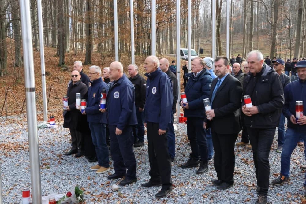 Odana počast mučki ubijenim hrvatskim vitezovima na Papuku nadomak Radio relejnog centra prema