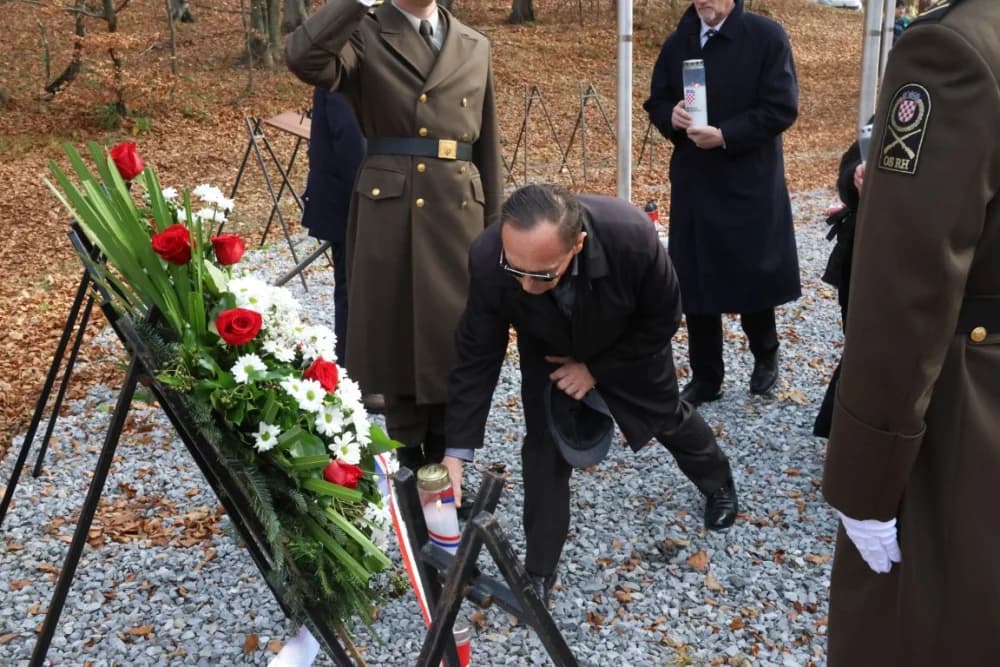 Odana počast mučki ubijenim hrvatskim vitezovima na Papuku nadomak Radio relejnog centra prema