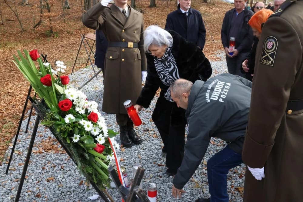 Odana počast mučki ubijenim hrvatskim vitezovima na Papuku nadomak Radio relejnog centra prema