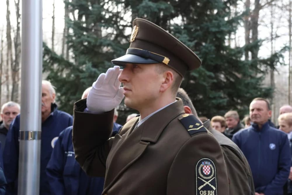 Odana počast mučki ubijenim hrvatskim vitezovima na Papuku nadomak Radio relejnog centra prema