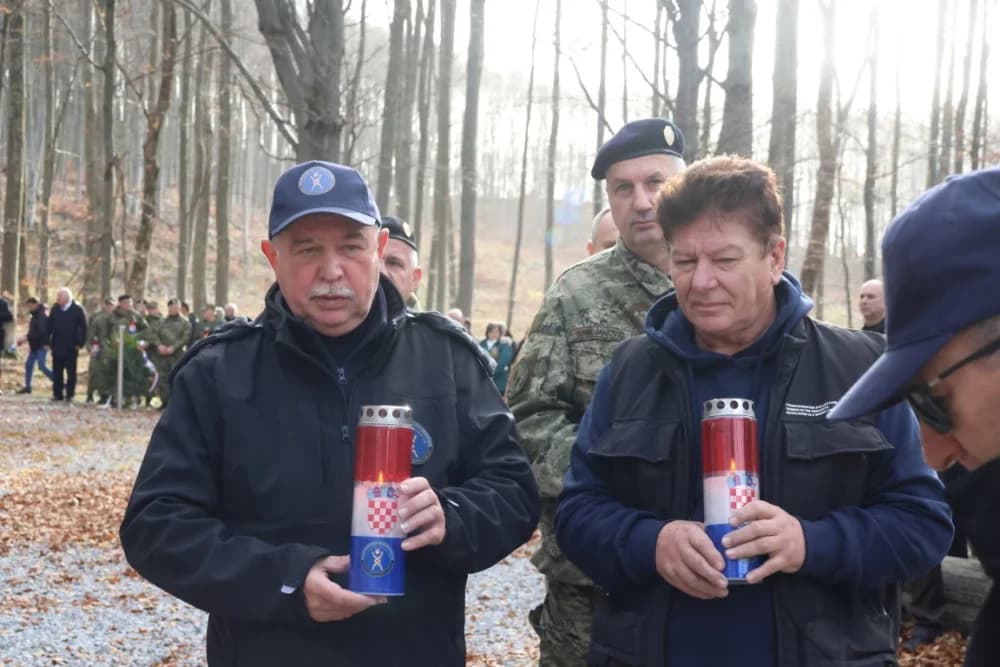 Odana počast mučki ubijenim hrvatskim vitezovima na Papuku nadomak Radio relejnog centra prema