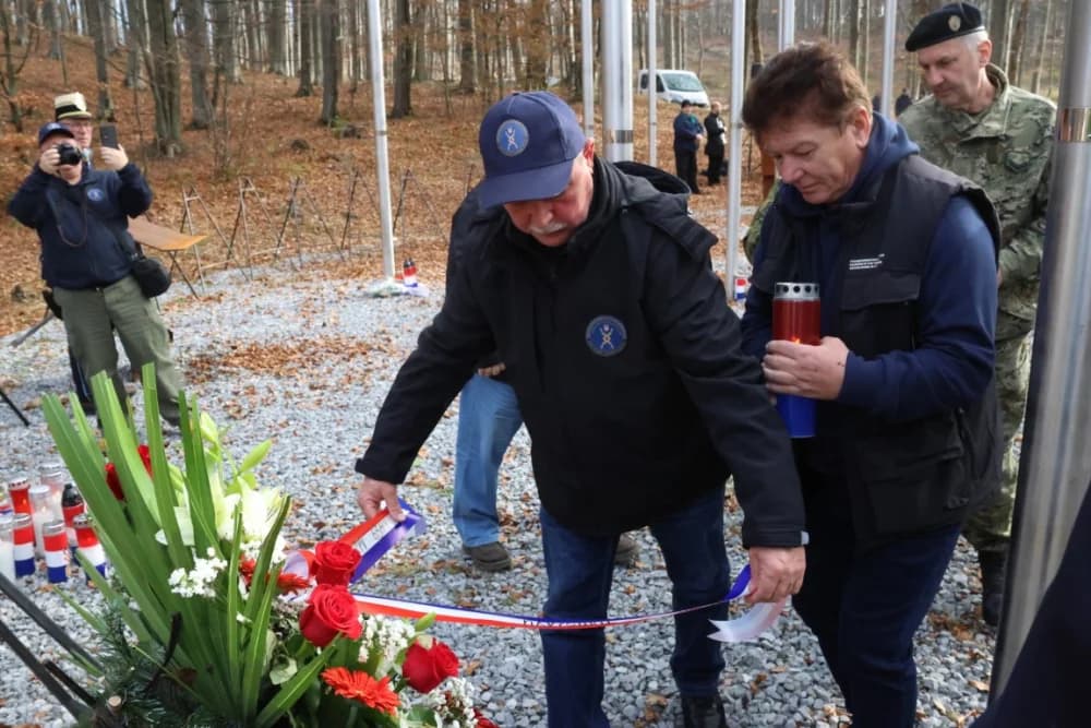 Odana počast mučki ubijenim hrvatskim vitezovima na Papuku nadomak Radio relejnog centra prema