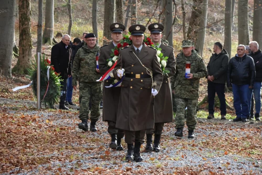 Odana počast mučki ubijenim hrvatskim vitezovima na Papuku nadomak Radio relejnog centra prema