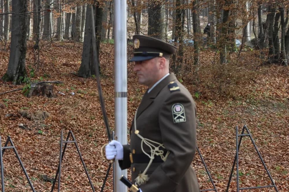 Odana počast mučki ubijenim hrvatskim vitezovima na Papuku nadomak Radio relejnog centra prema