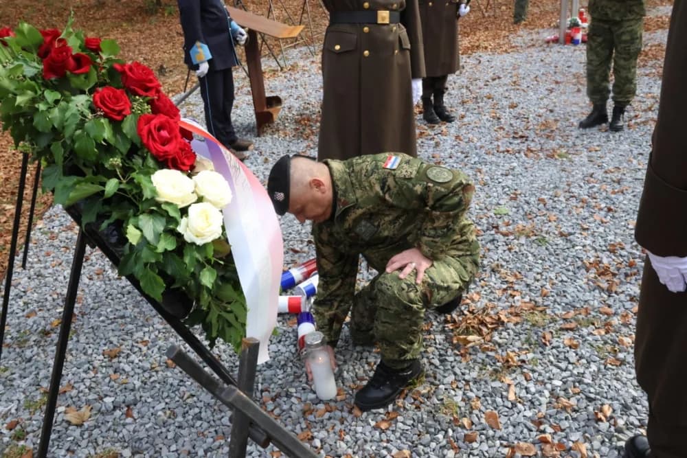 Odana počast mučki ubijenim hrvatskim vitezovima na Papuku nadomak Radio relejnog centra prema